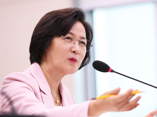 추미애 법무부 장관이 지난 1일 국회 법제사법위원회 전체회의에서 검언유착 수사와 관련해 현안보고를 하고 있다. 연합뉴스